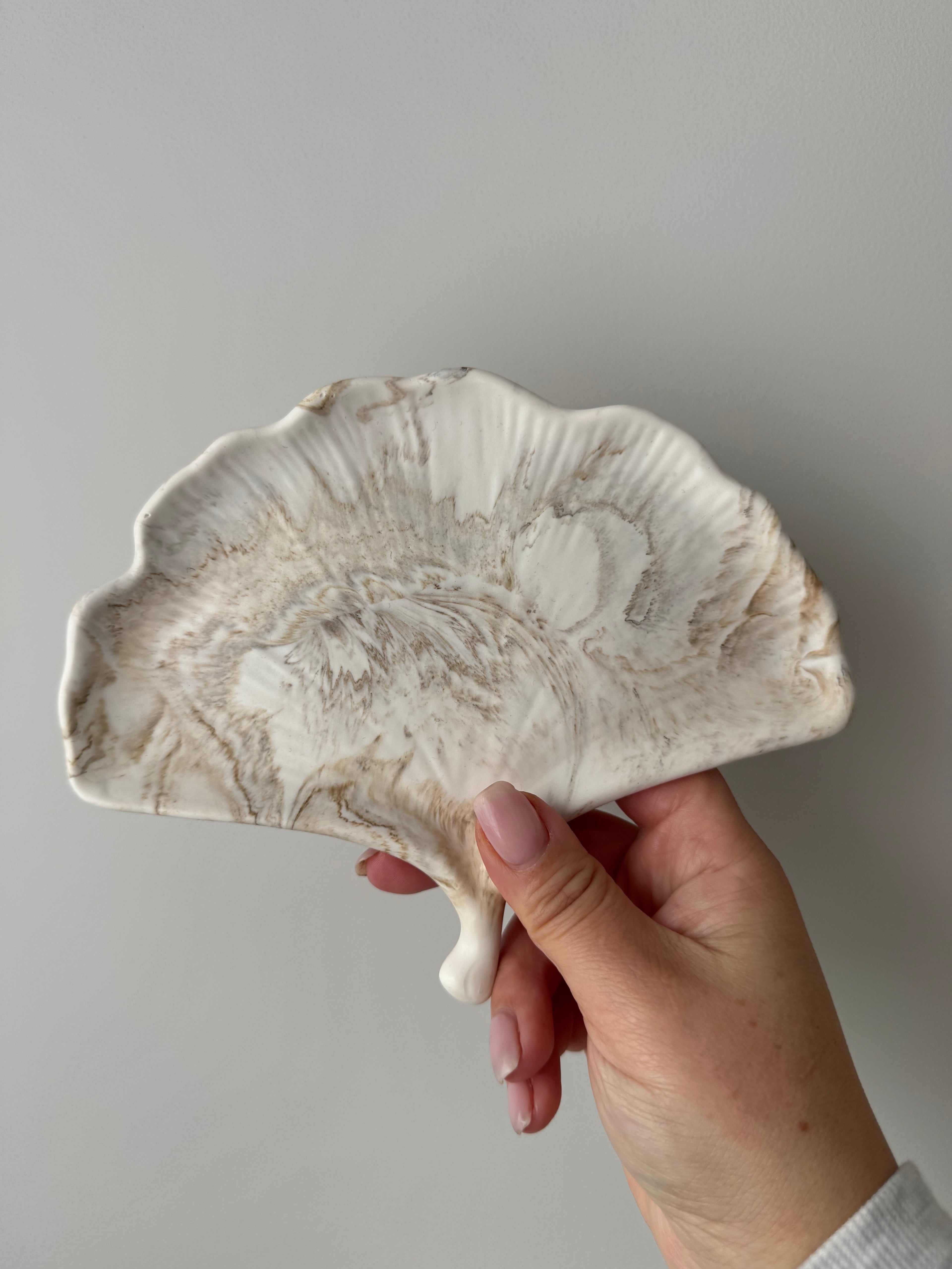 The Biloba Leaf - Beige Marble