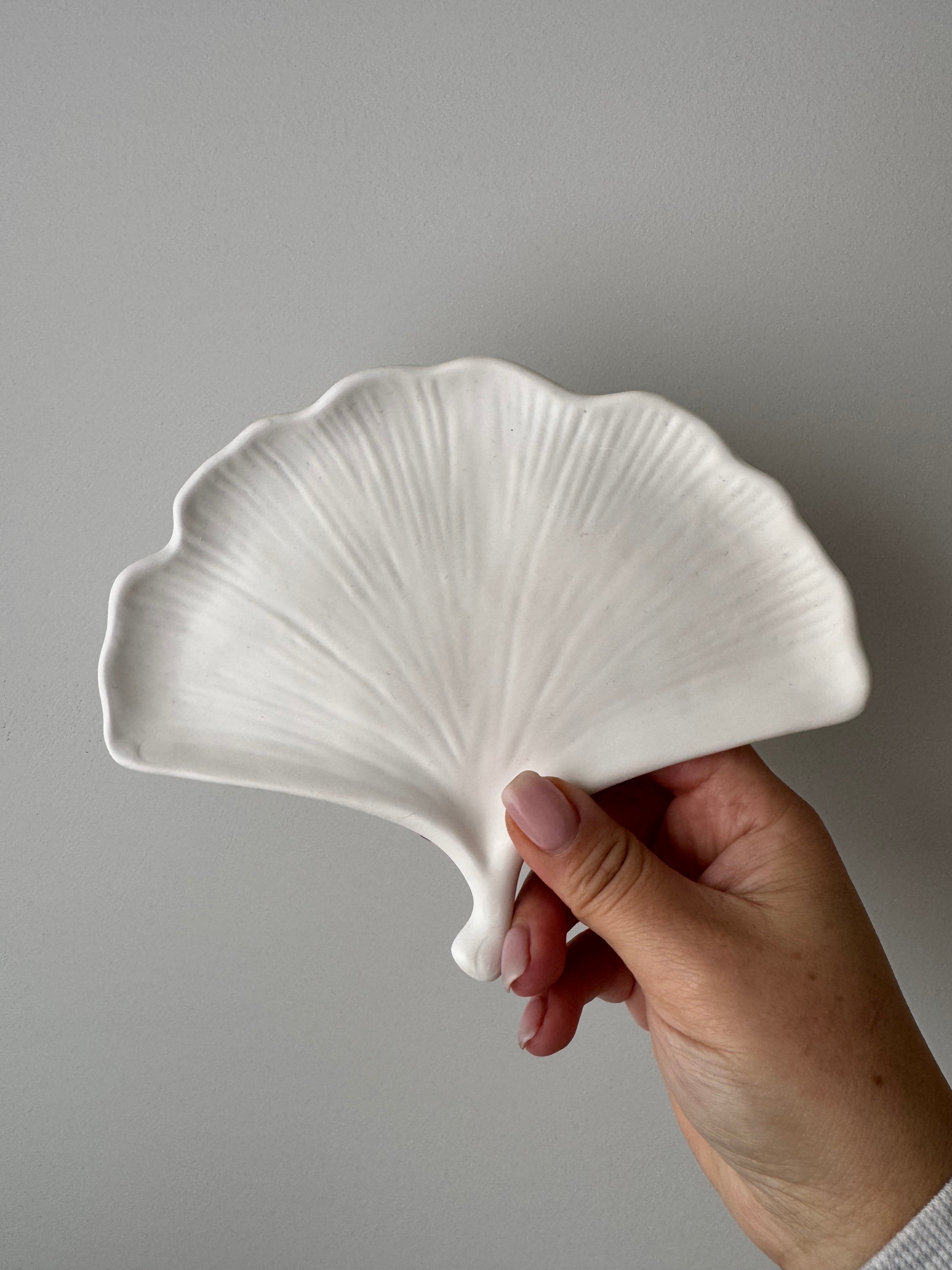 The Biloba Leaf - White